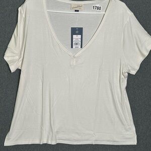 NWT 2X Universal Thread Cream V-Neck Short Sleeve Top